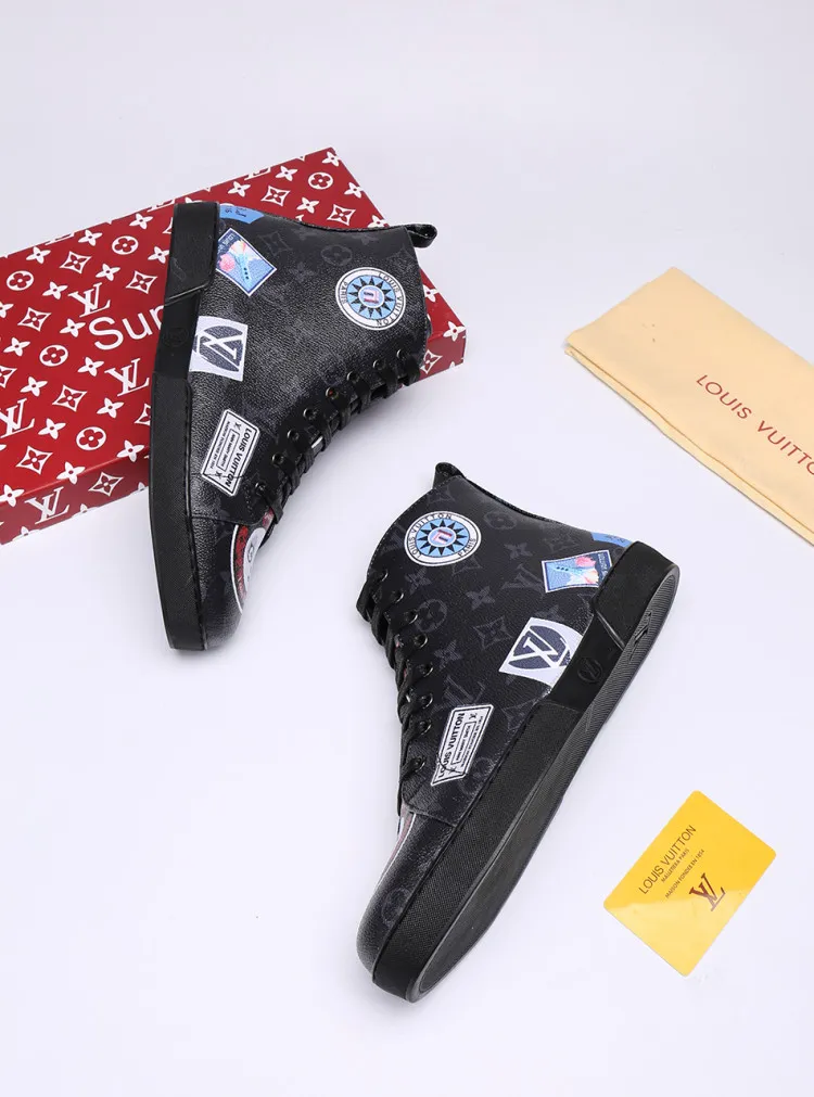 Factory price: 400💰 [LV] Animal series limited edition high-top sports shoes for men, L classic print, new autumn and winter style, original replica, 1:1 Counter quality, the fabric is Italian 🇮🇹 imported cowhide ➕🇮🇹 pure sheepskin lining ➕ original outsole, 🔍🔍 high quality, you can go in and out of the counter at will, welcome to compare, the outsole line will never be unglued, all sellers are welcome to sell in the picture above, can be shipped in one piece, code number: 38-44 (45 codes can be customized)